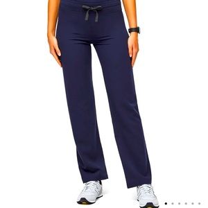 Figs Livingston basic scrub pant in navy.